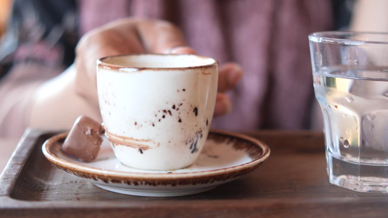 café turco y agua con chocolate