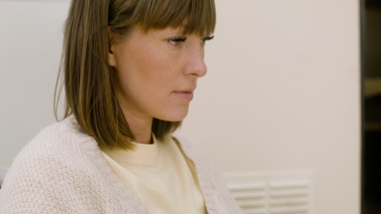 야외에서 랩톱 컴퓨터를 사용하는 집중된 여성