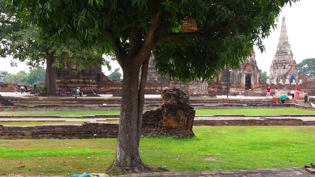 역사적인 사원 유적 을 탐험 하는 관광객 들