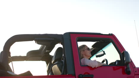 Una-Joven-Caucásica-Disfruta-De-Un-Viaje-En-Un-Convertible-Rojo-En-Un-Viaje-Por-Carretera-Con-Espacio-Para-Copiar