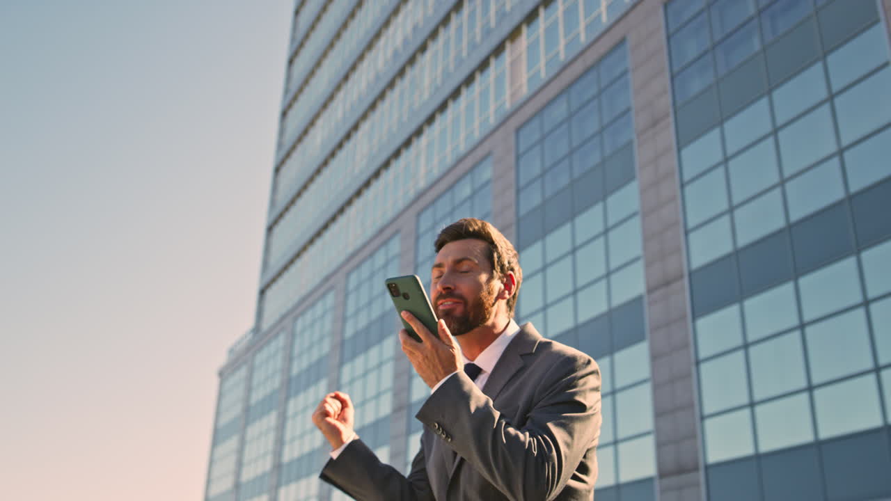 el propietario de la empresa llamando al teléfono inteligente en la calle de cerca. el gerente hablando emocionalmente