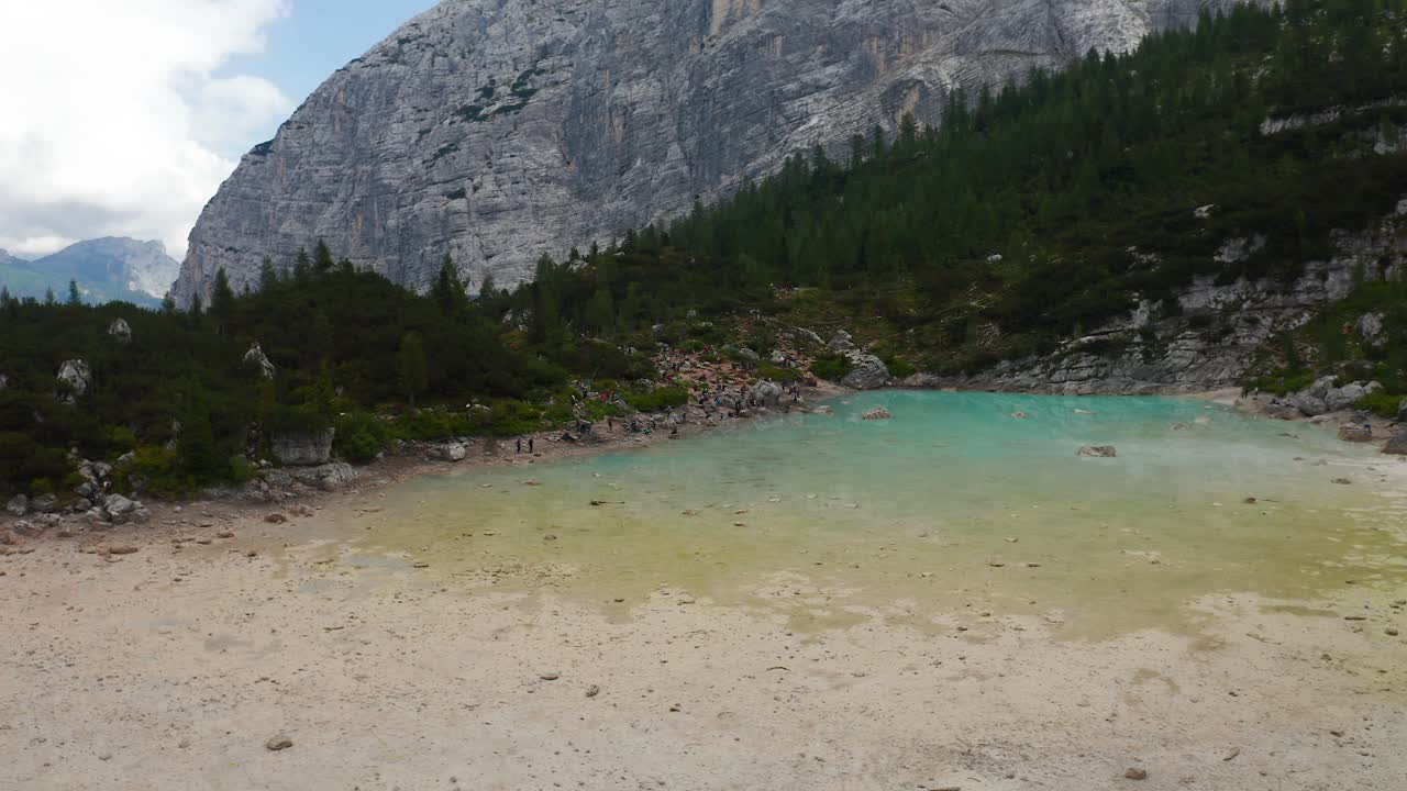 Ripresa aerea orbitale del Lago di Sorapis in Trentino, Italia.