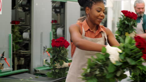 Mujer-Afroamericana-Que-Trabaja-En-La-Fábrica-De-Rosas