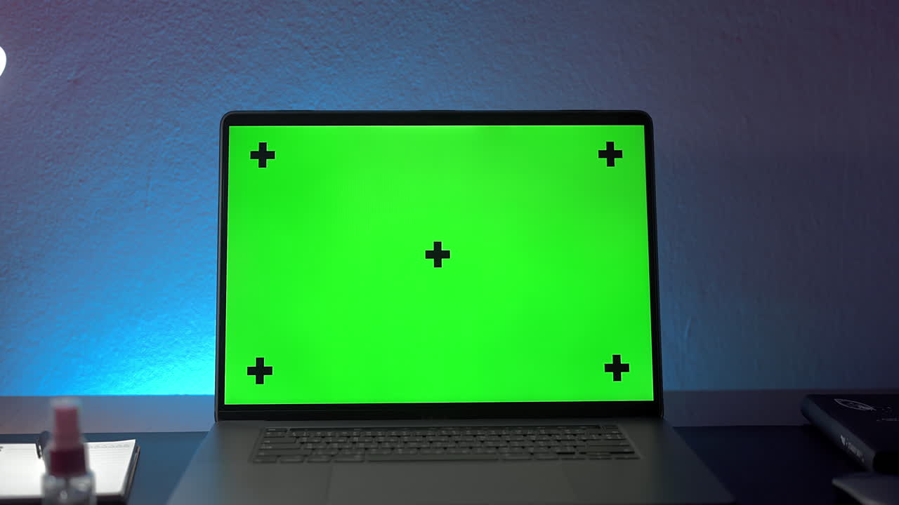 zoom in a chroma chiave schermo verde laptop sulla scrivania nella stanza notturna