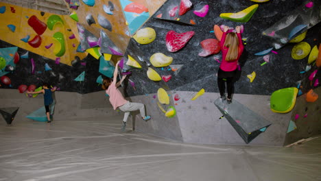 amigos haciendo bouldering en el interior