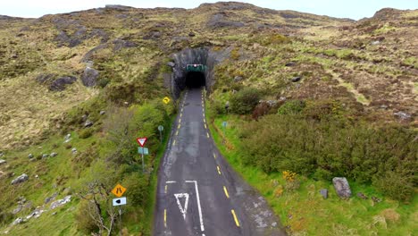 lugares épicos de irlanda túnel de drones a través de las montañas de cork a kerry, parte de la ruta del camino atlántico salvaje