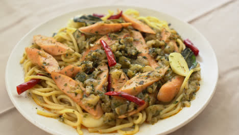 Hausgemachte-Spaghetti-Mit-Knoblauch-Und-Wurst