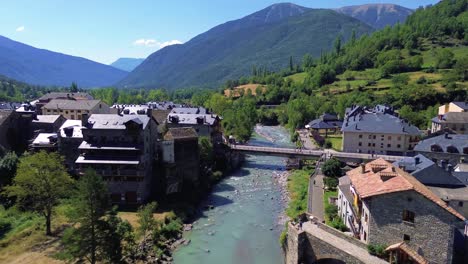 Luftaufnahme-Des-Stadtbildes-Von-Broto-Und-Des-Flusses-Ara