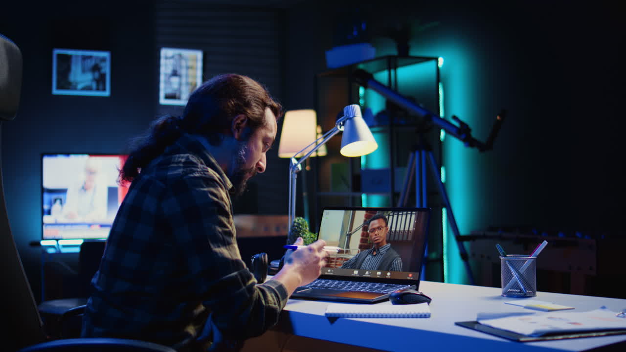 원격 직원이 인터넷 비디오 통화를 사용하여 관리자를 원격으로 호출합니다.