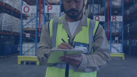 animación de la red de perfiles sobre trabajador masculino asiático hablando notas comprobando el stock en el almacén.