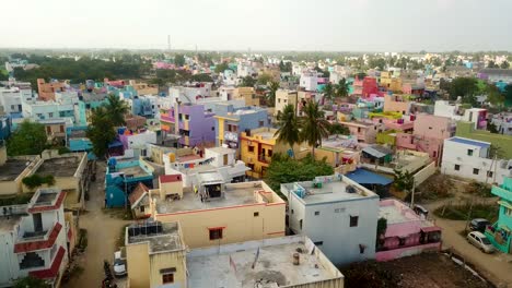 mirador de india tirupattur tamil india vista del paisaje con edificios coloridos y grupo de pájaros