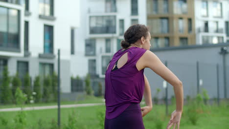 mujer estirándose al aire libre en un entorno urbano