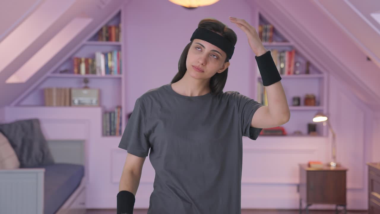 mujer india haciendo estiramiento de cuello