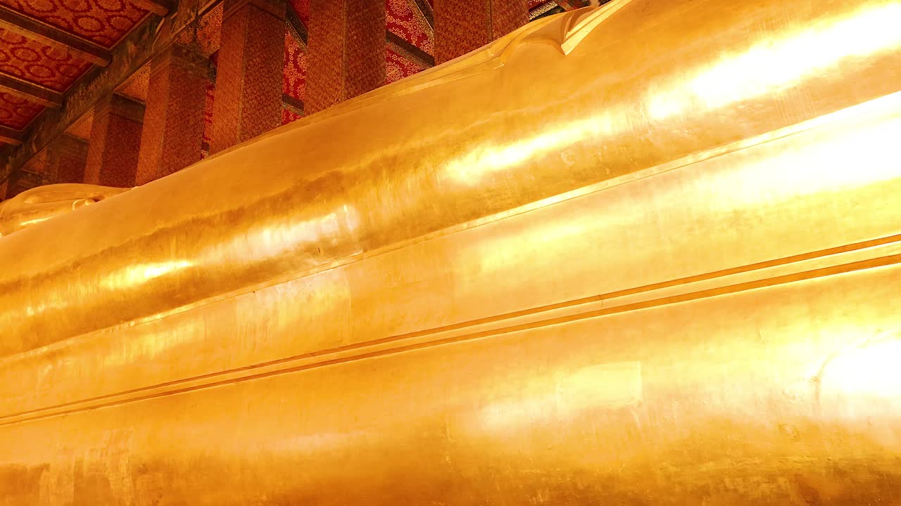 estatua icónica en el templo de wat pho, tailandia