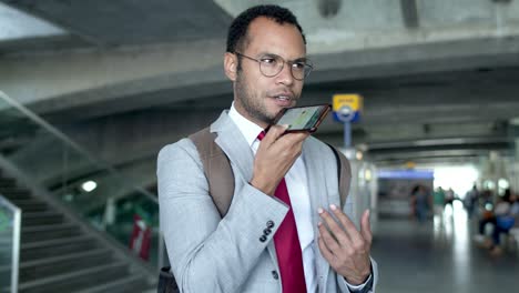 hombre de negocios serio hablando por teléfono móvil