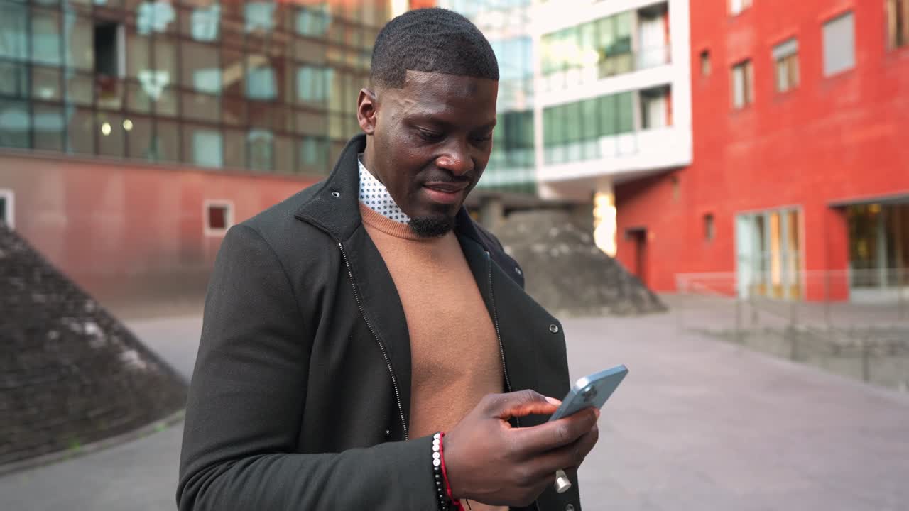 Uomo che usa lo smartphone in un ambiente urbano