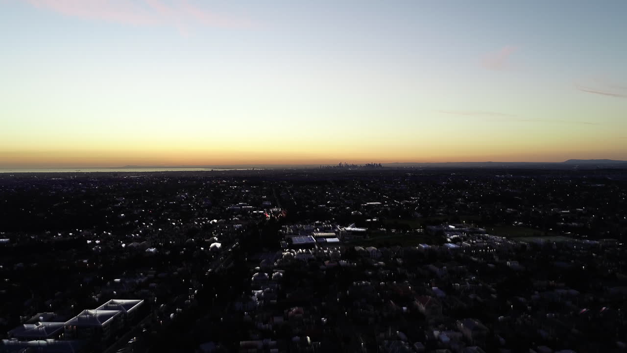 밤에 고속도로를 따라 운전하는 멜버른 추적 차량의 교외 지역에서 매끄럽고 괜찮습니다.