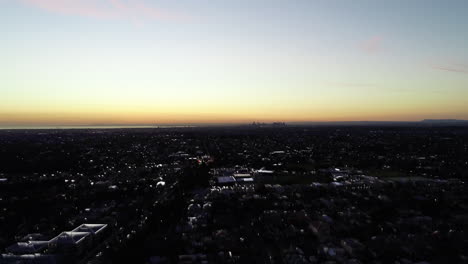 Suave-Descenso-Sobre-Los-Suburbios-De-Melbourne-Seguimiento-De-Vehículos-Que-Circulan-Por-La-Carretera-Por-La-Noche