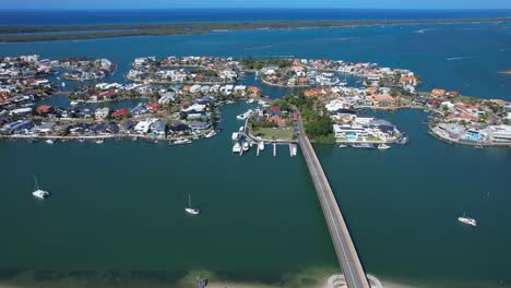 islas soberanas, casas de lujo y barcos en paradise point, gold coast, queensland, australia - fotografía aérea