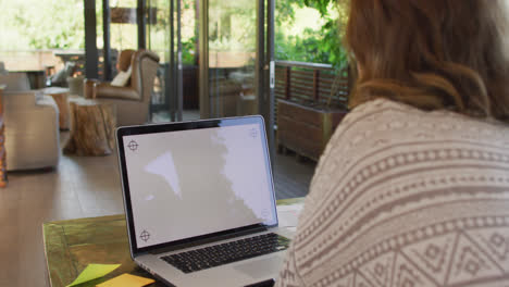 Rückansicht-Einer-Kaukasischen-Schwangeren-Frau,-Die-Remote-Mit-Einem-Laptop-Arbeitet-Und-Platz-Zum-Kopieren-Hat