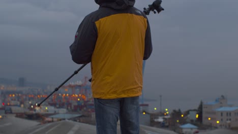 foto de un fotógrafo con una ciudad al fondo