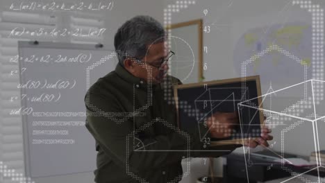 animación de ecuaciones matemáticas sobre un maestro masculino biracial con una pizarra.
