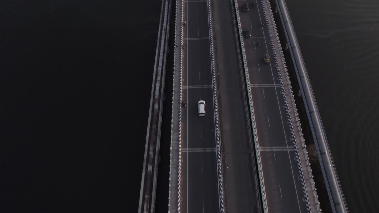 인도 에 위치한 플라이 오버 브리지 에 있는 자동차 를 따라