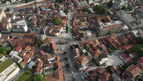 Vista-Aérea-De-Casas-Techadas,-Vista-De-La-Mezquita-De-La-Ciudad,-Calles-Concurridas-De-La-Ciudad