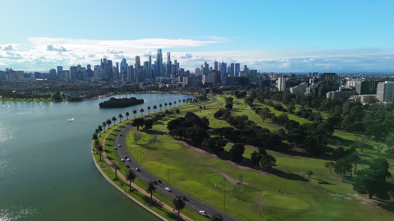 Vista aerea dello skyline di Melbourne e di un parco