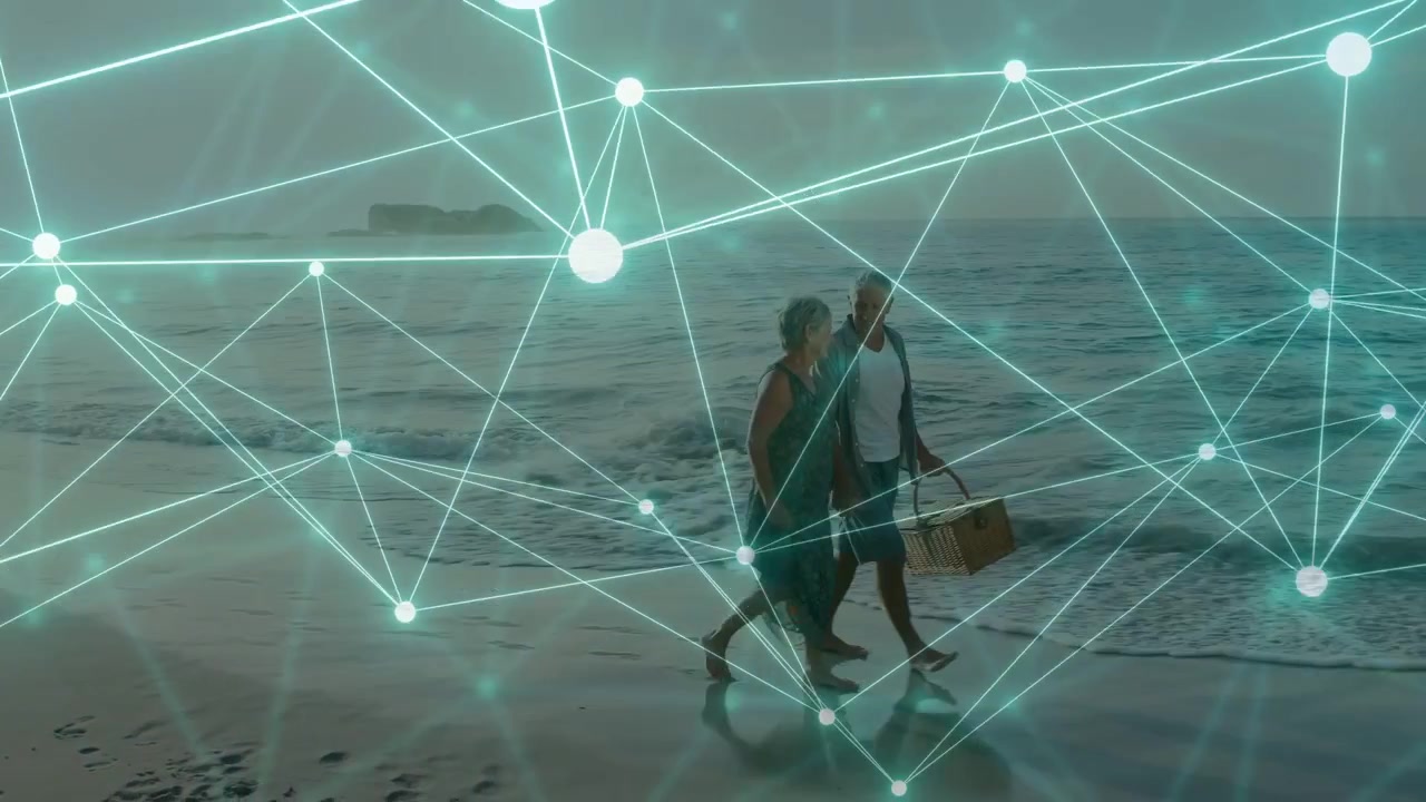 Pareja de ancianos caminando hacia la lente sosteniendo una cesta de picnic, el movimiento atrayendo una red tecnológica al primer plano