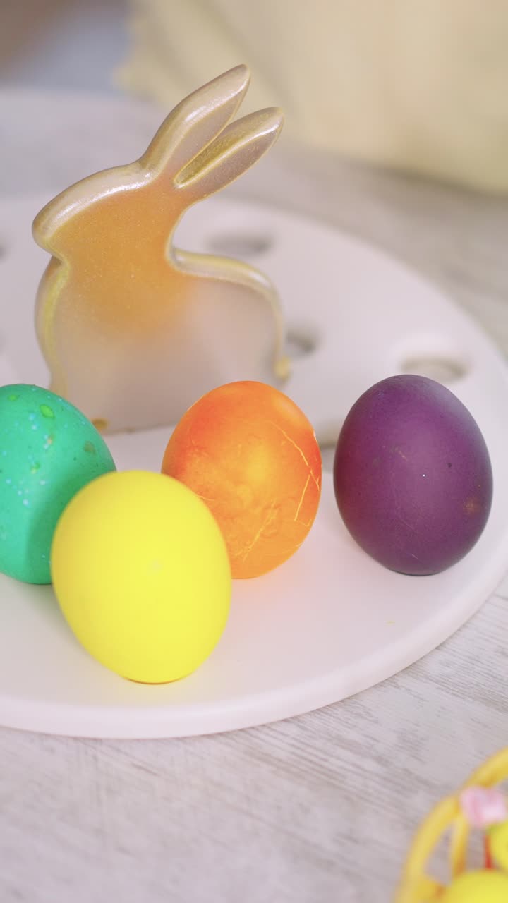 Mão de Criança Colocando Ovo de Páscoa Colorido no Suporte