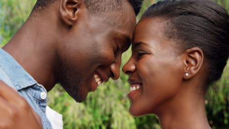 primer plano de una linda pareja abrazándose