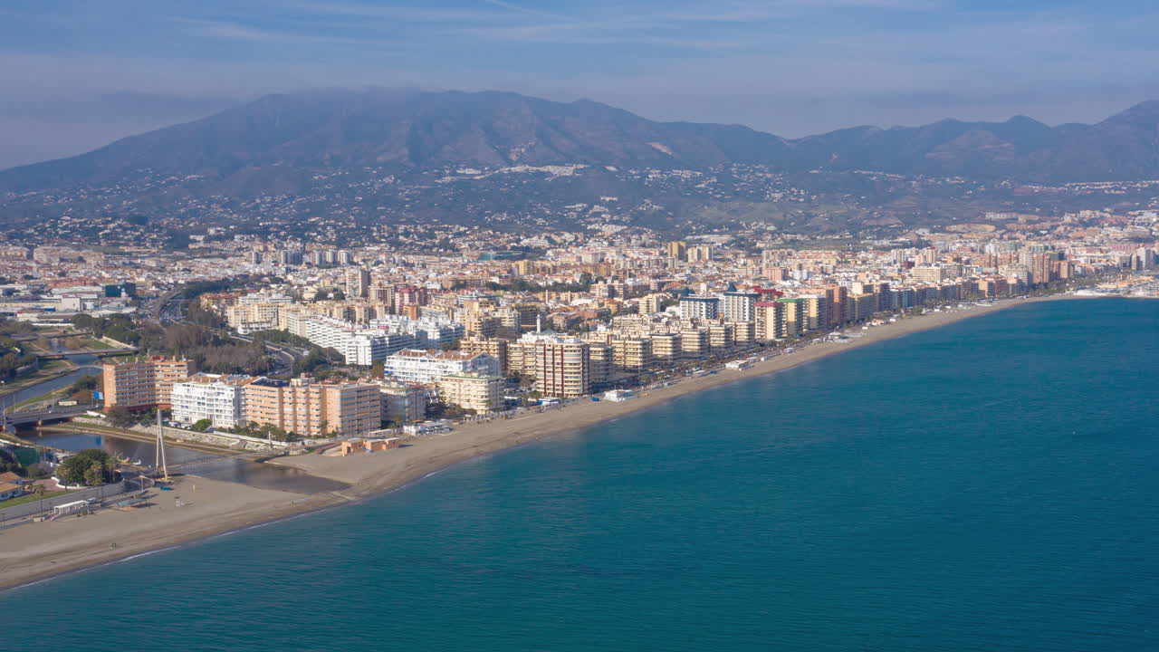 Hyperlapse timelapse aereo con drone di Fuengirola, Spagna, e del lungomare, ripreso dal mare con vista sulla costa