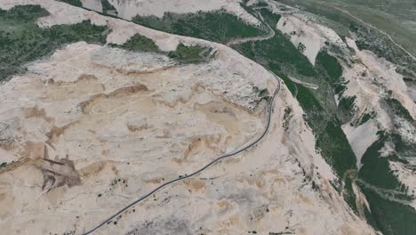 ladera de montaña erosionada por la excavación y la deforestación