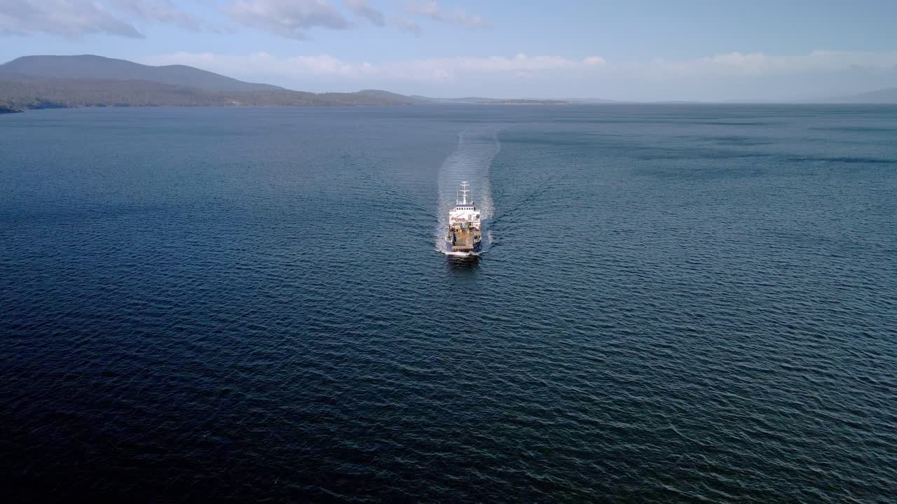 buque de navegación que cruza el mar de tasmania durante el día en tasmania, australia