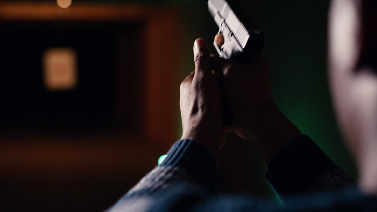 사격장 위치에서 총을 탄약으로 충전하는 남자, 근접