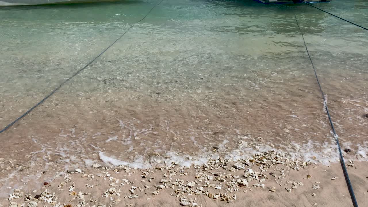 인도네시아 발리의 모래 해변에서 해안을 강타하는 작은 파도