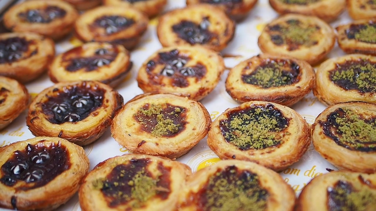 Çikolata ve Antep Fıstığı Soslu Lezzetli Muhallebili Tart Çeşitleri.