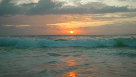 Cerrar-La-Puesta-De-Sol-Junto-Al-Mar-Desde-Una-Playa-En-Seychelles