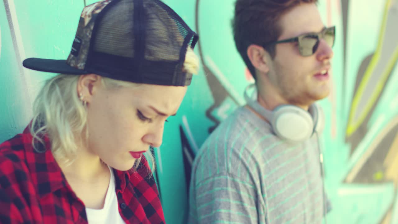 스케이트 공원에서 휴식을 취하는 젊은 힙스터 커플