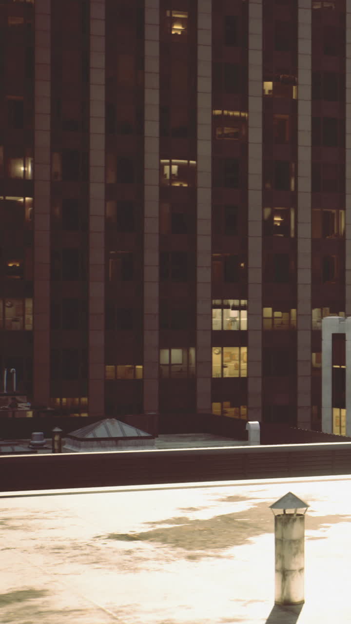 Vista de edifícios altos com a luz do sol refletindo no telhado