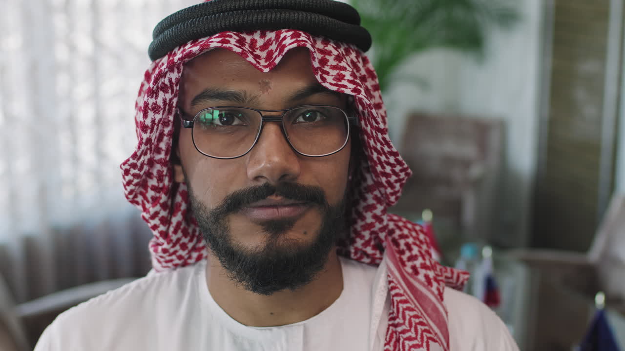 retrato en primer plano del ministro de asuntos exteriores de los emiratos árabes unidos