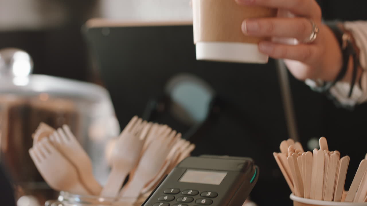 close up cliente che effettua un pagamento senza contatto utilizzando un orologio intelligente trasferimento di denaro mobile che compra caffè in un caffè che gode del servizio in un ristorante