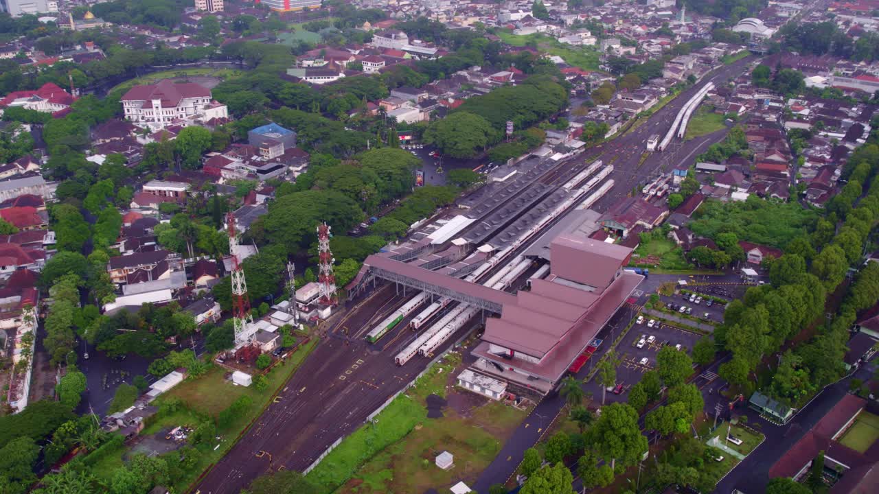 Vila colorida de Jodipan com trem na Cidade de Malang, Indonésia