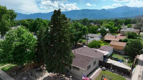 Bandera-Estadounidense,-Bandera-De-Colorado-Y-Otras-Banderas-Ondeando-En-La-Propiedad-De-La-Casa-De-Colorado-Springs