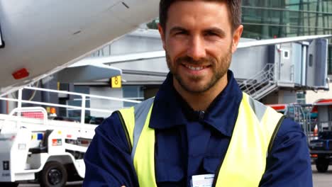 retrato de un comisario de aviones sonriendo