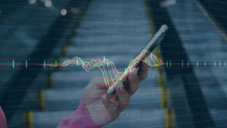 procesamiento de datos del mercado financiero sobre un primer plano de una mujer que usa un teléfono inteligente cerca de una escalera mecánica