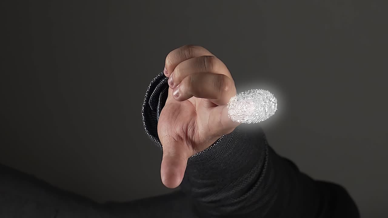 голограмма отпечатка пальца появляется над пальцем человека, крупный план