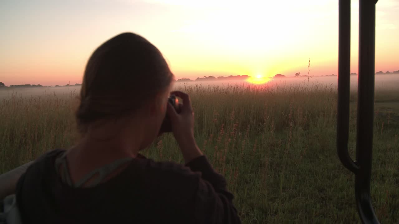 el amanecer sobre un campo de niebla