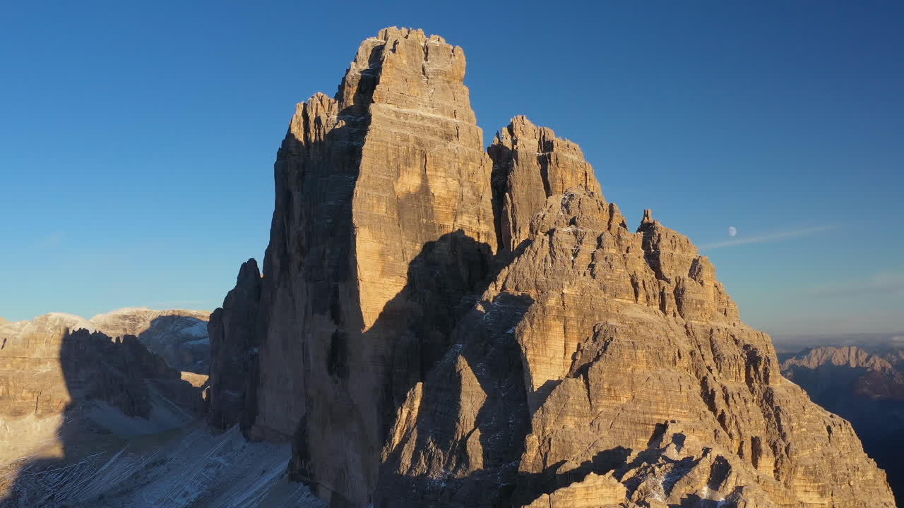 이탈리아 트레 시메 디 라바레도의 영화 같은 드론 샷으로 시마 피콜라, 시마 그란데, 시마 오베스트 봉우리를 보여주며 더 가까이 이동하고 회전합니다.